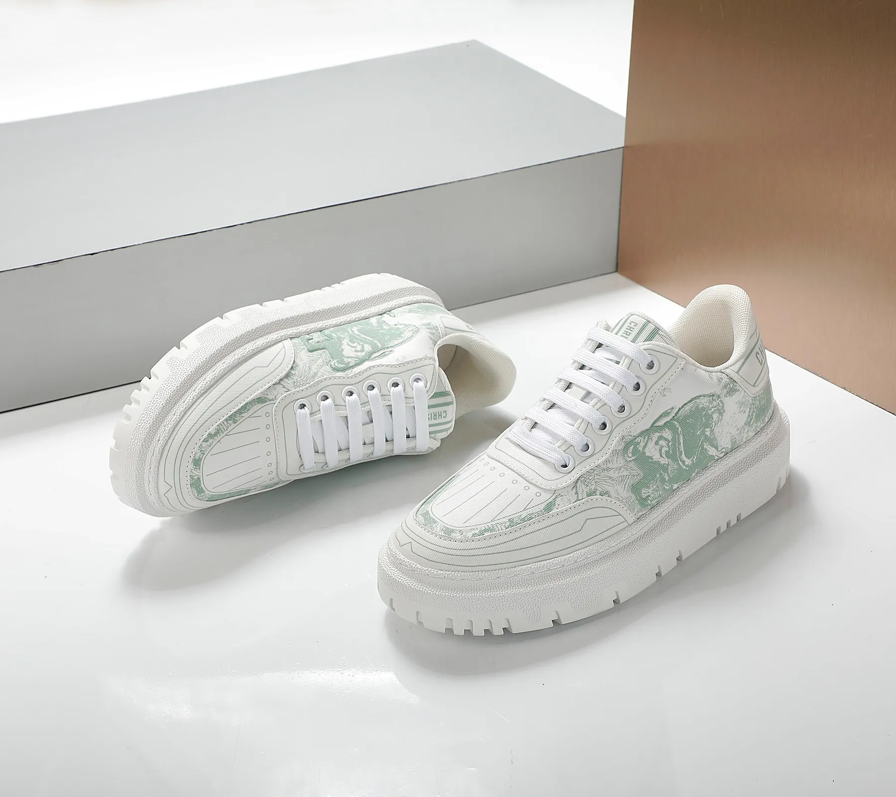 👟👟Ex-factory price 460👟👟 2021ssDior casual white shoes, the same style as the ready-to-wear series 1️⃣Original mold opening 2️⃣Original cowhide➕Breathable mesh lining 3️⃣TPU evacuation outsole 4️⃣Injected latex sheepskin feet 5️⃣Full package at the counter Code number 35-40 (41 can be customized)